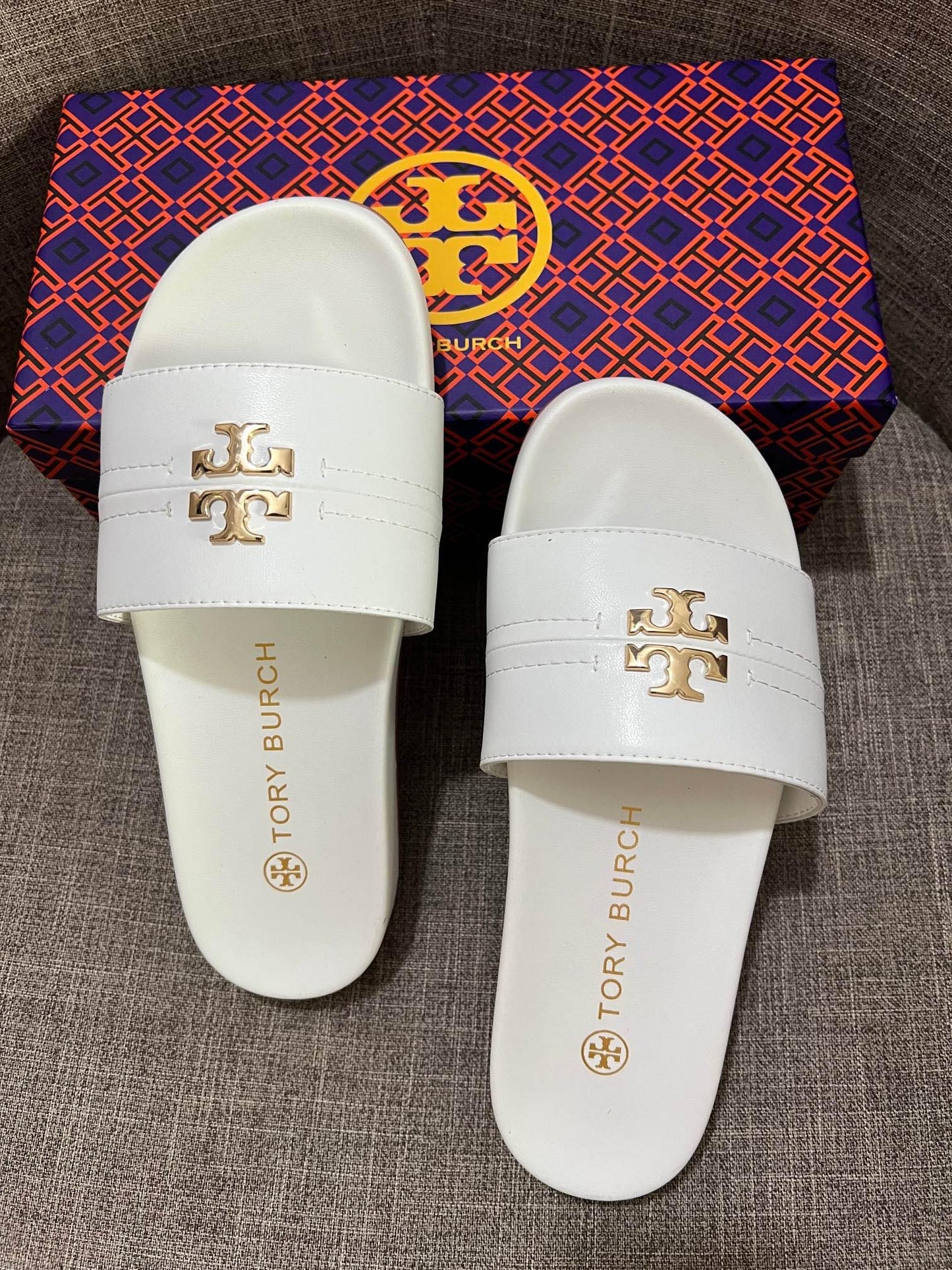 Tory Burch White Logo Slides – Effortless Everyday Luxury